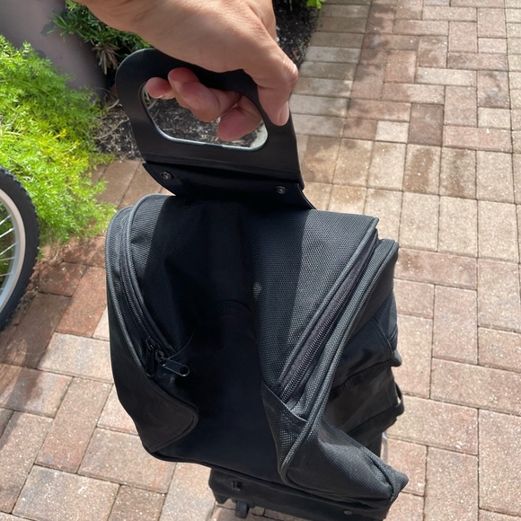 Doufle Bag With Wheels 
And shoulder strap - Picture 9 of 12